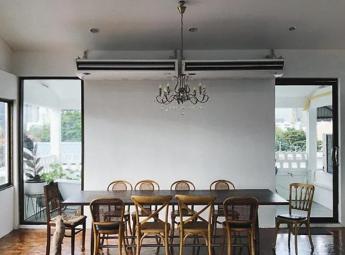 Pensión House 38 Cat And Studio Bar Bangkok